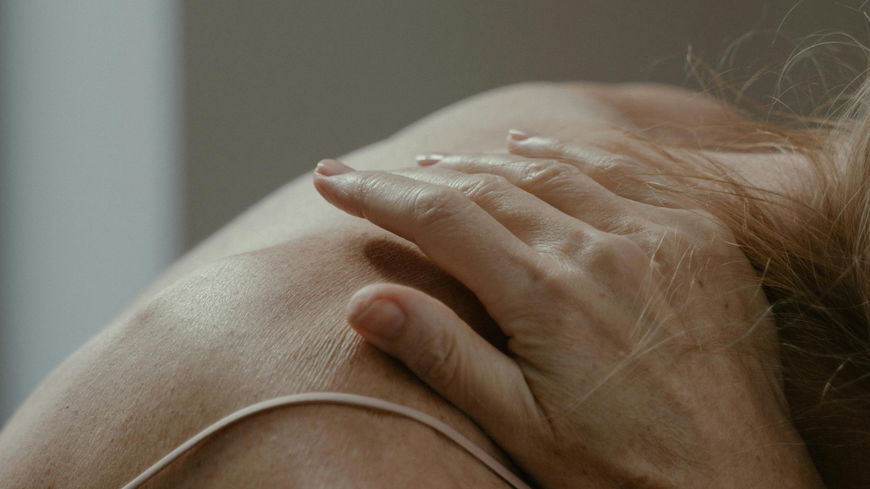 Skincare für den Körper: Dieses neue Body-Serum sorgt für glatte Haut an Rücken und Co.