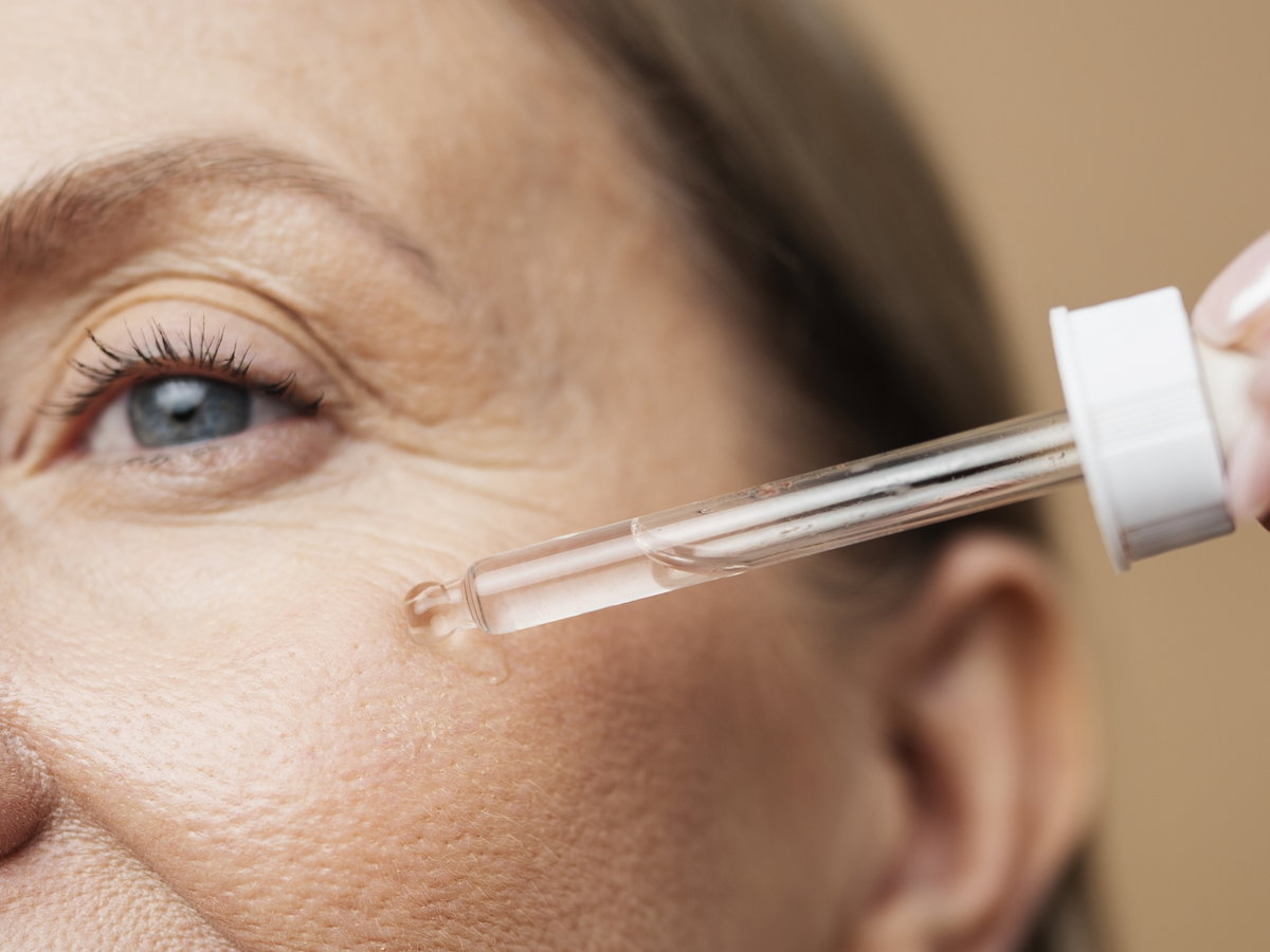 Frau trägt Serum auf