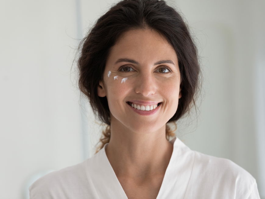 Frau mit Creme im Gesicht