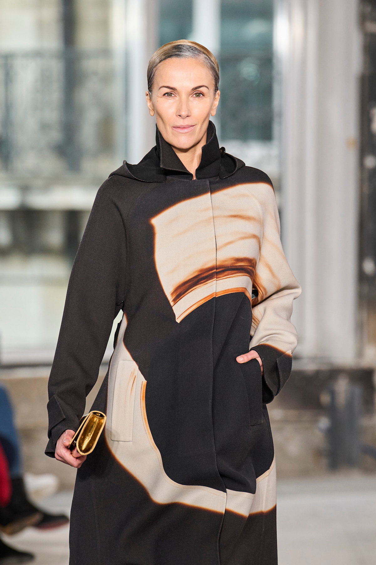 Akris Model mit grauem Haar