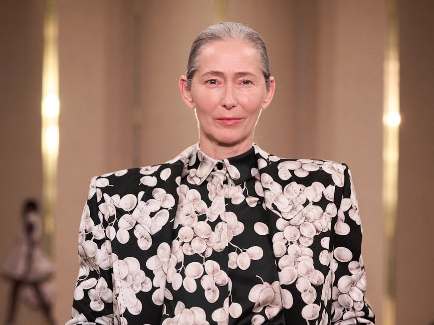 Balmain Model mit grauem Haar