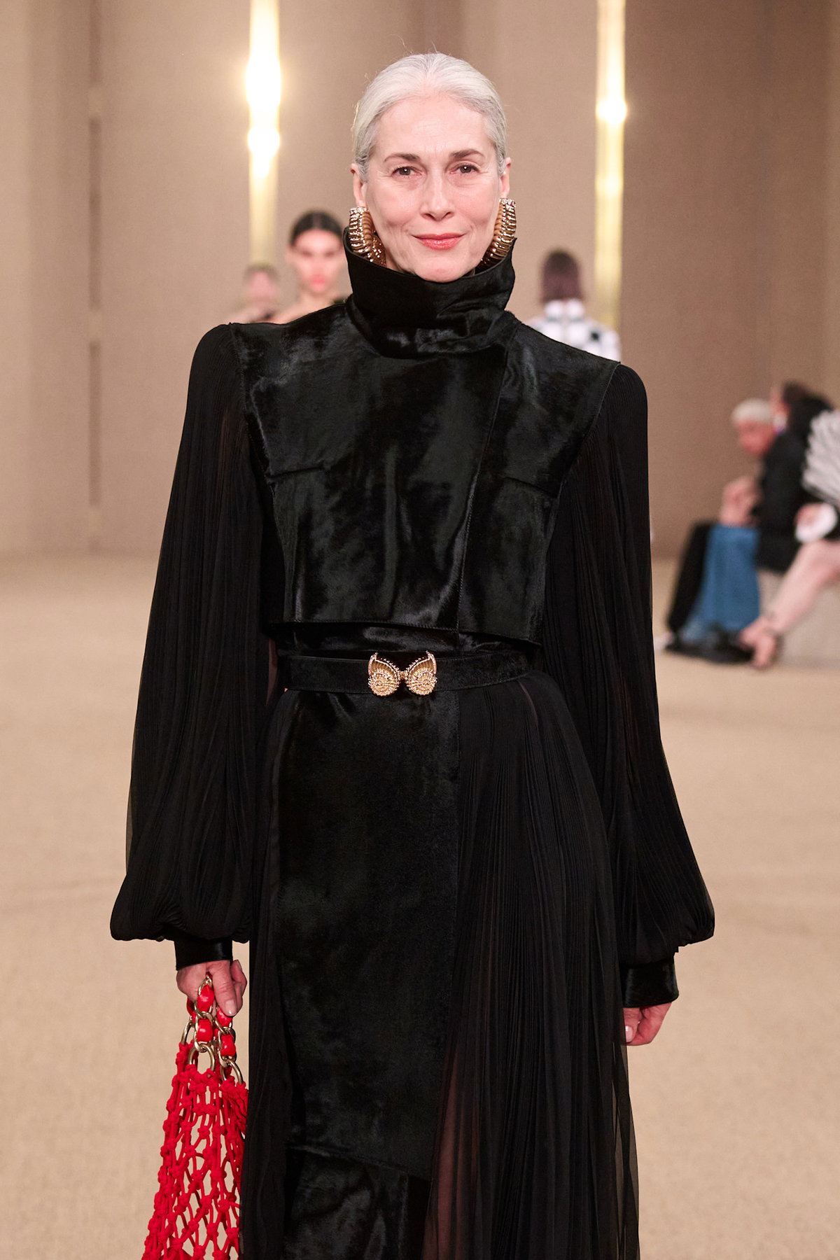 Balmain Model mit grauem Haar