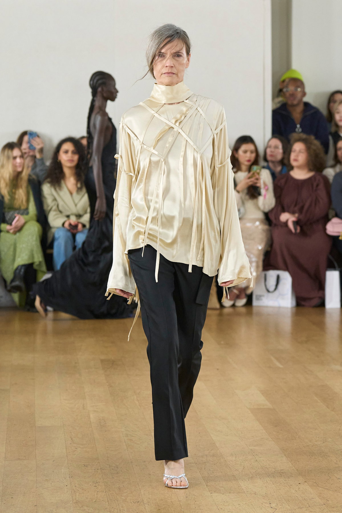Eudon Choi Model mit grauem Haar