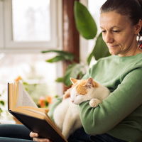 Meine Katze schläft auf mir – was hat das zu bedeuten?