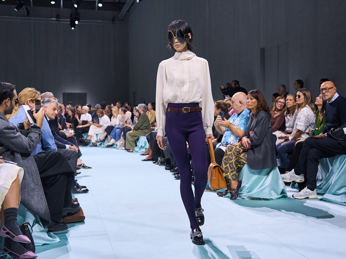 Frau trägt eine lange Unterhose auf der Mailänder Fashion Week.