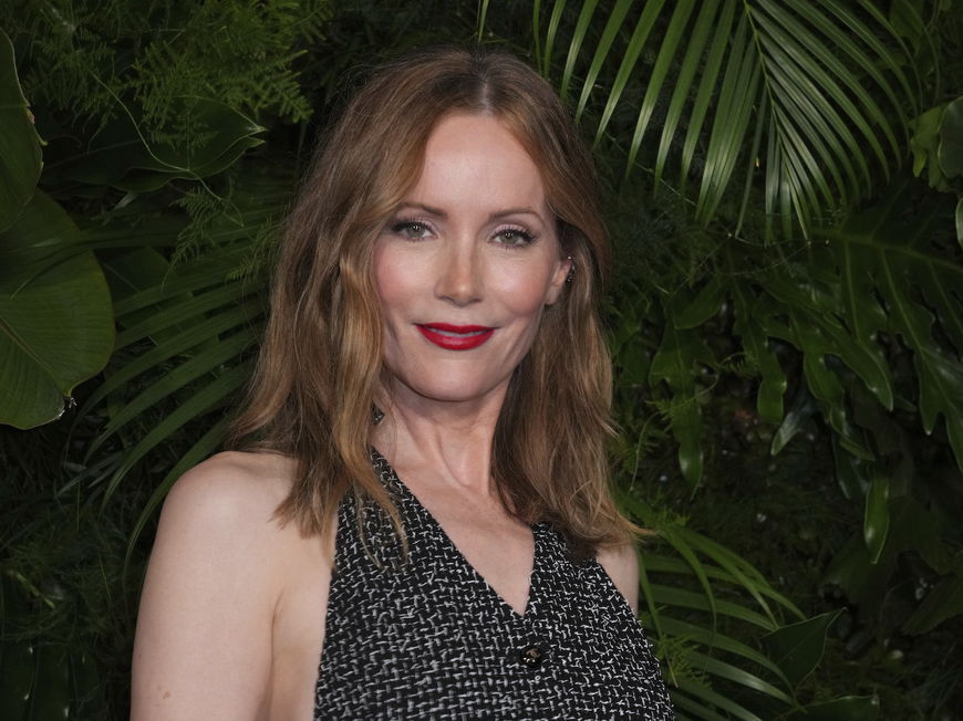 Leslie Mann trägt rotes Rouge und roten Lippenstift.