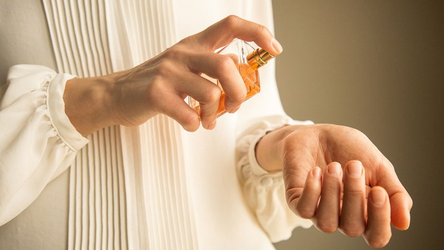Zu viel Parfum aufgetragen? So neutralisierst du den Geruch