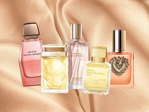 Verschiedene Parfums auf einem seidigen Hintergrund