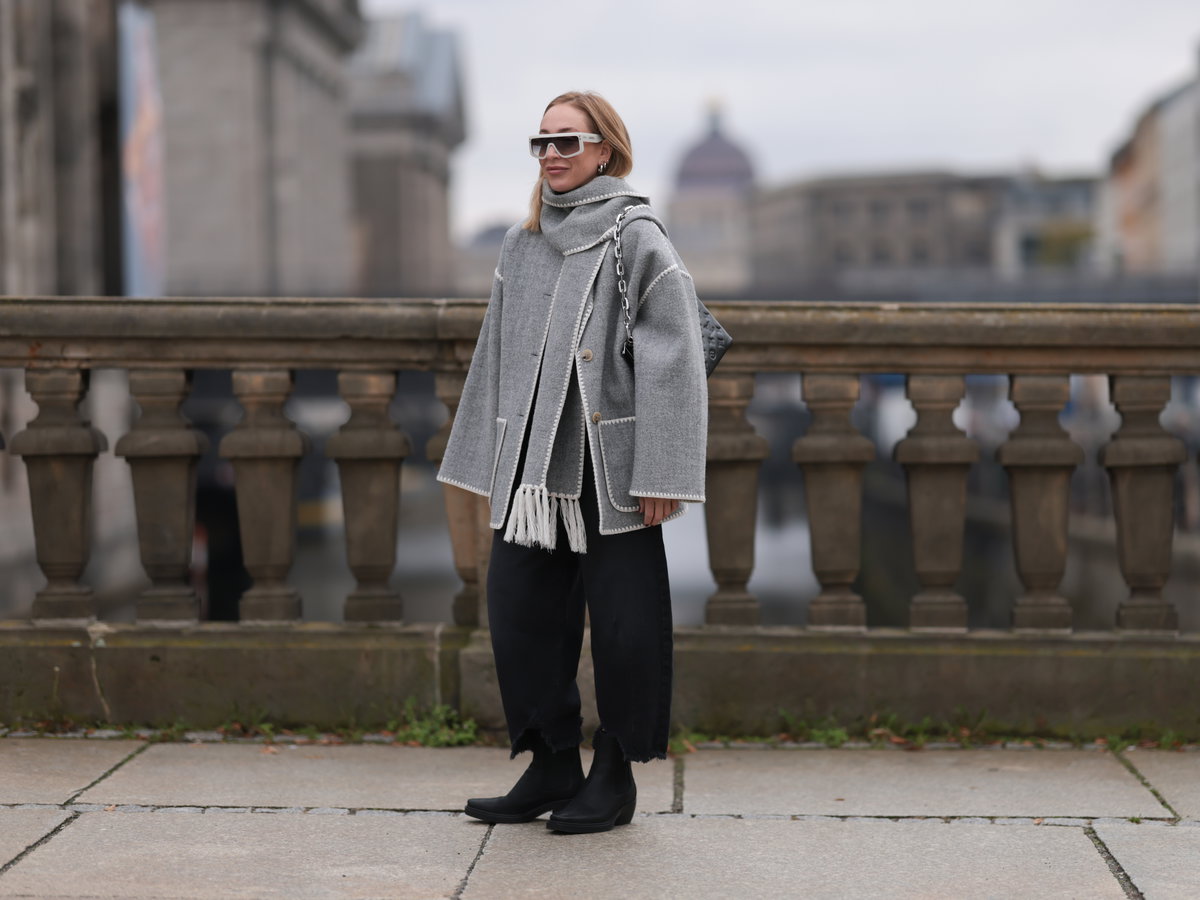 Frau in Toteme Scoat