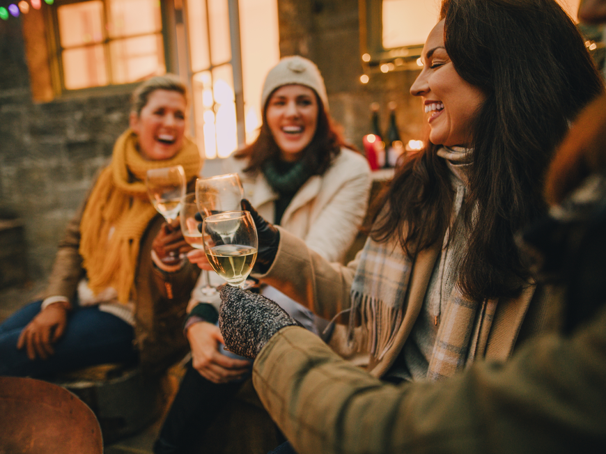 Freundinnen trinken Wein zusammen