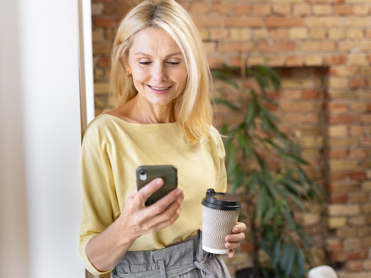 Frau schreibt am Handy
