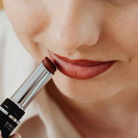 Beauty-Trends 2025: Diese Lippenstift-Farbe ist in – und schmeichelt jedem Teint