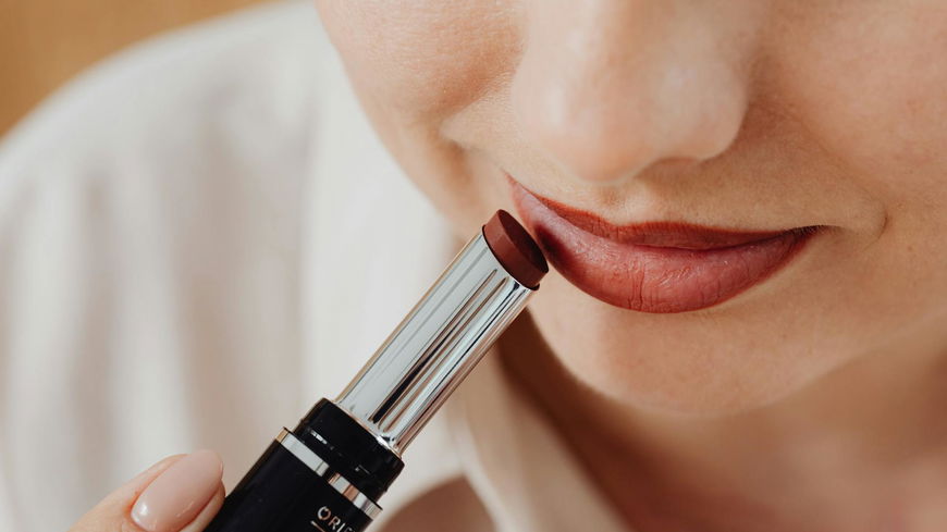 Beauty-Trends 2025: Diese Lippenstift-Farbe ist in – und schmeichelt jedem Teint