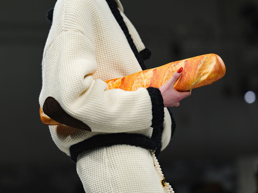Frau mit Baguette Handtasche von Moschino
