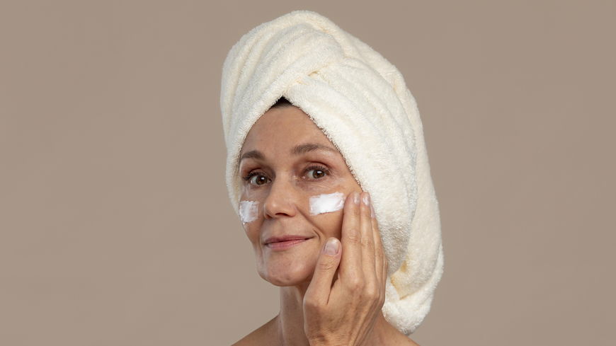 5 Anti-Aging-Gesichtscremes aus der Apotheke, die in unserem Badezimmer nicht mehr fehlen dürfen