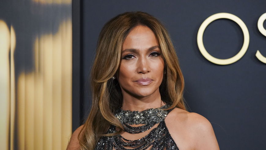 Jennifer Lopez stiehlt in transparentem Perlenkleid beim Governors Award 2024 allen die Show