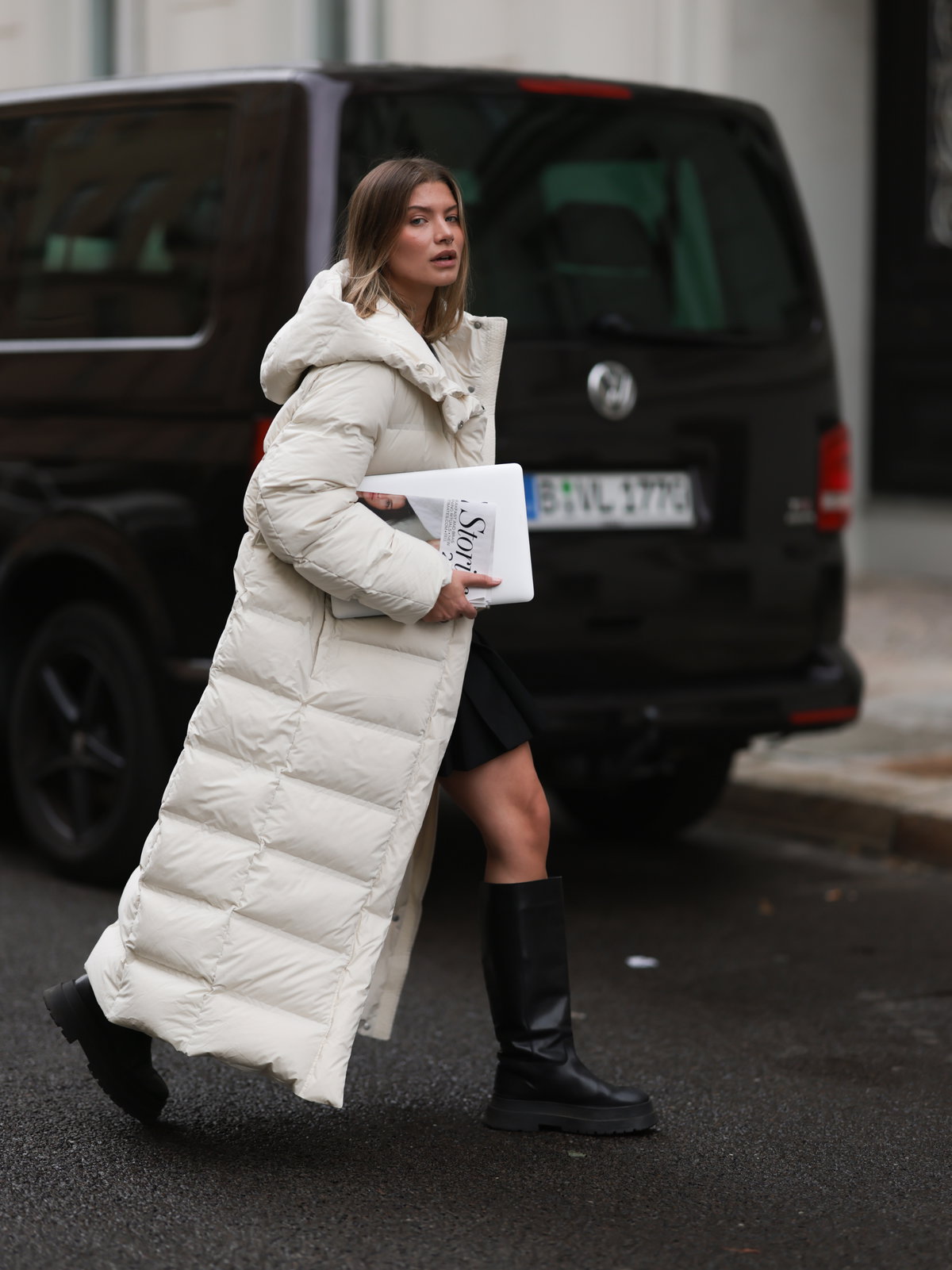 Frau in großer Maxi-Pufferjacke