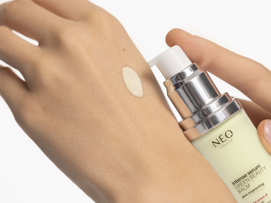 Intense Serum von Neo Make-up auf dem Handrücken.