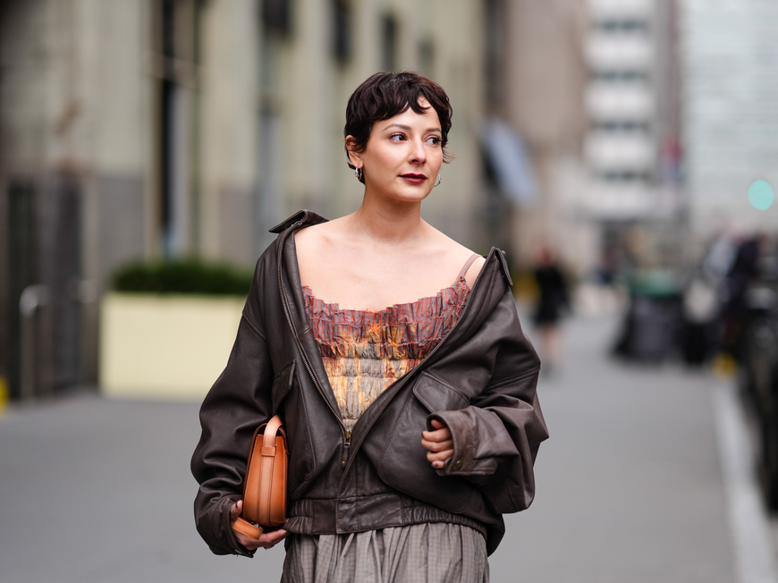Frau mit Curtain Bang Pixie