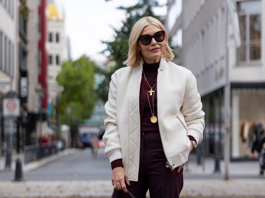 Frau in Herbst-Outfit