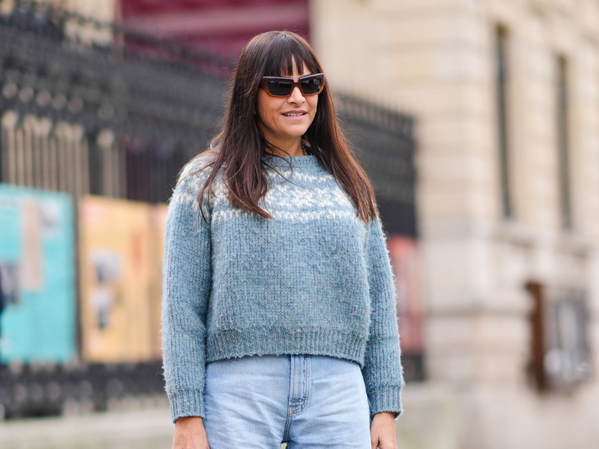 Frau in staubblauem Pullover