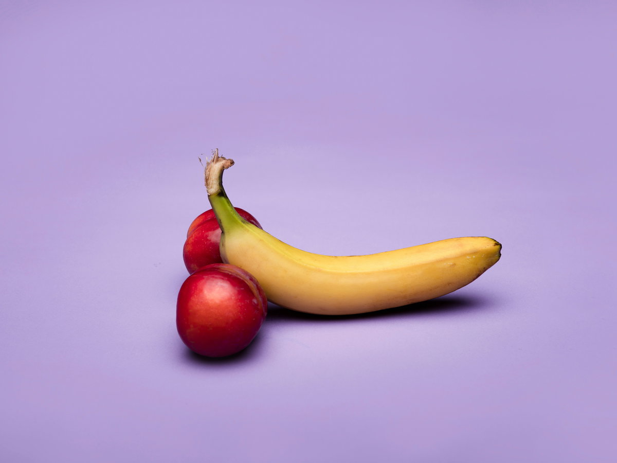 Banane als Penis mit Pflaumen als Hoden