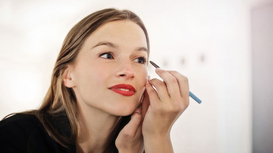Beauty-Hack: Mit dem Tightlining sehen deine Wimpern in Sekunden voller aus