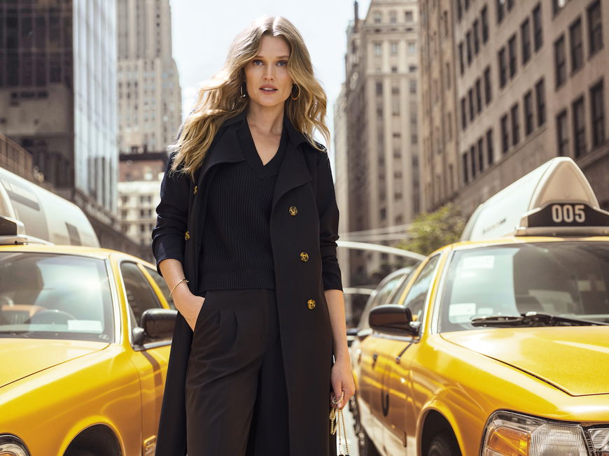 Toni Garrn in New York zwischen Taxen.