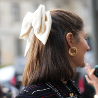 Kurze Haare festlich stylen: 3 schnelle und einfache Frisur-Ideen