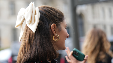 Kurze Haare festlich stylen: 3 schnelle und einfache Frisur-Ideen