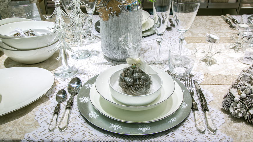 Bridgerton-Glamour statt Adventsfeier – eine Themenidee für Weihnachtsmuffel