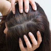Ansatzspray für graue Haare: Mit diesen 3 Produkten sind sie in Sekunden kaschiert