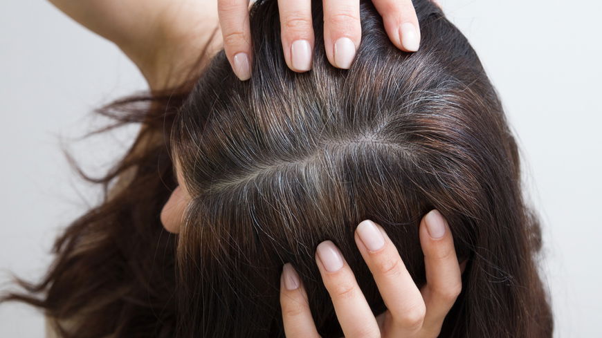 Ansatzspray für graue Haare: Mit diesen 3 Produkten sind sie in Sekunden kaschiert