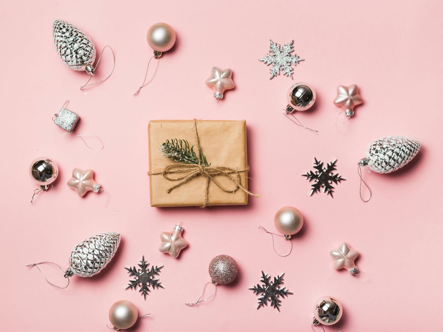 Geschenk mit Weihnachtsbaumschmuck drum herum