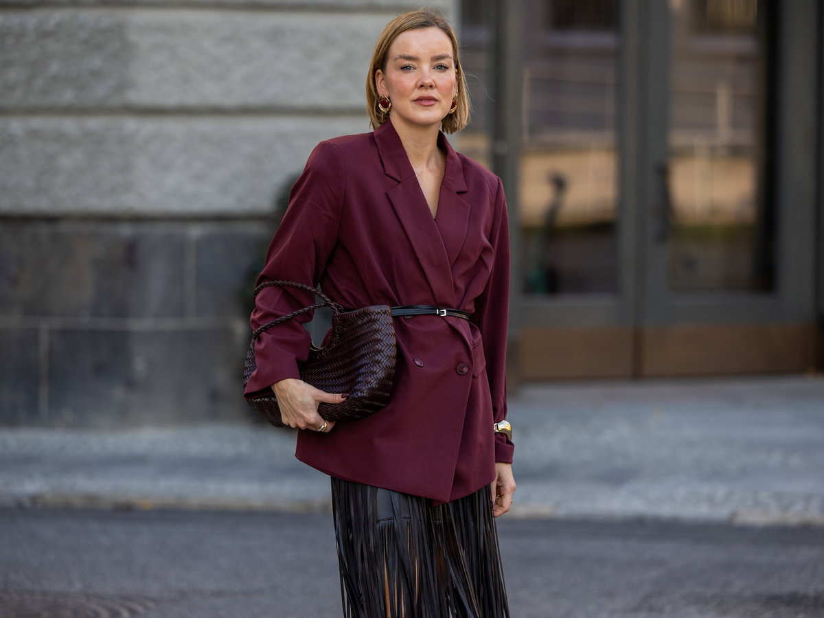 Frau trägt dunkelroten Blazer.