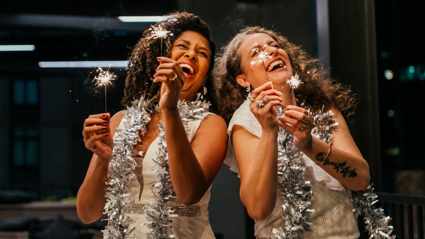 Dating 2025: So viele Frauen über 50 nutzen Silvester zum Flirten