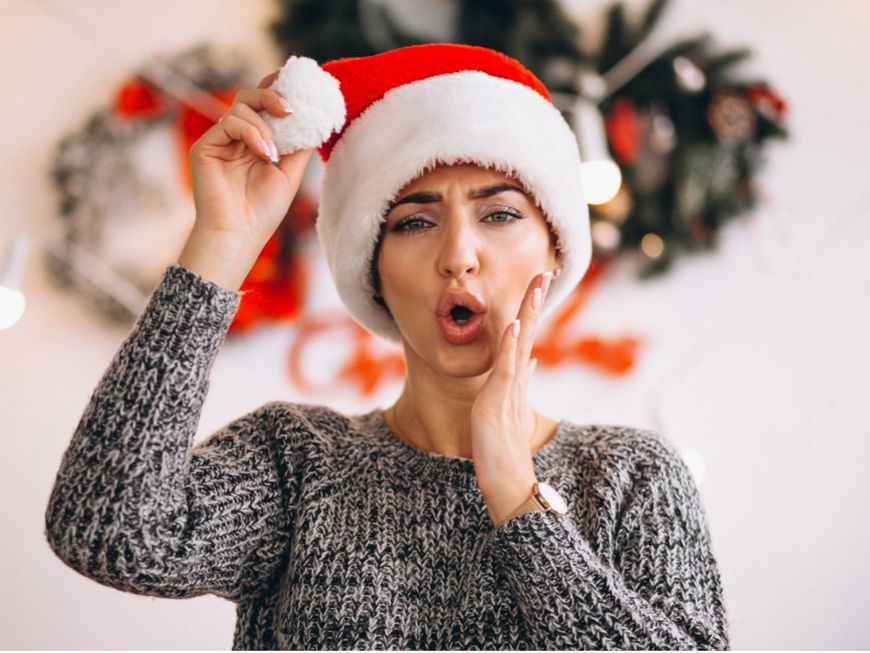 Eine junge Frau trägt eine Weihnachtsmütze