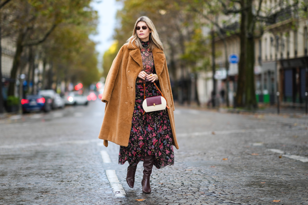 Stylish gekleidete Frau