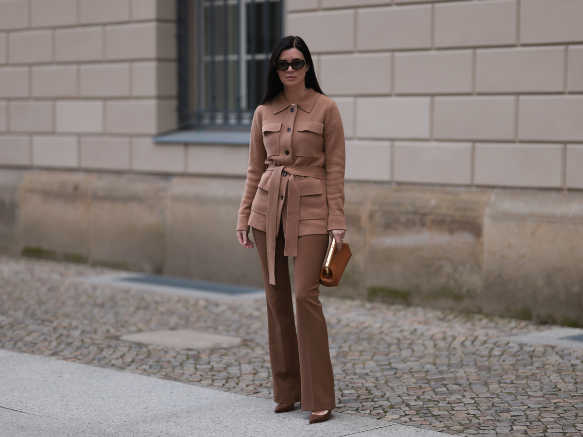 Frau in hellbraunem Ton-in-Ton-Outfit
