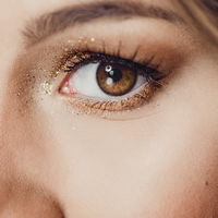 Silvester-Make-up: 3 Glitzer-Produkte, die deinem Look den Glam-Faktor verleihen