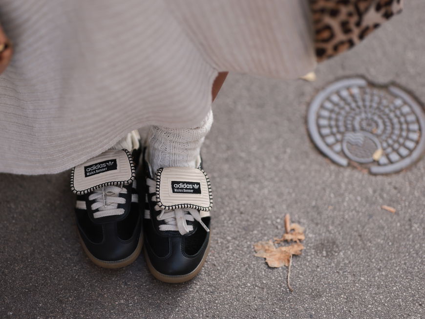 Sneakers von Adidas mit Wollsocken