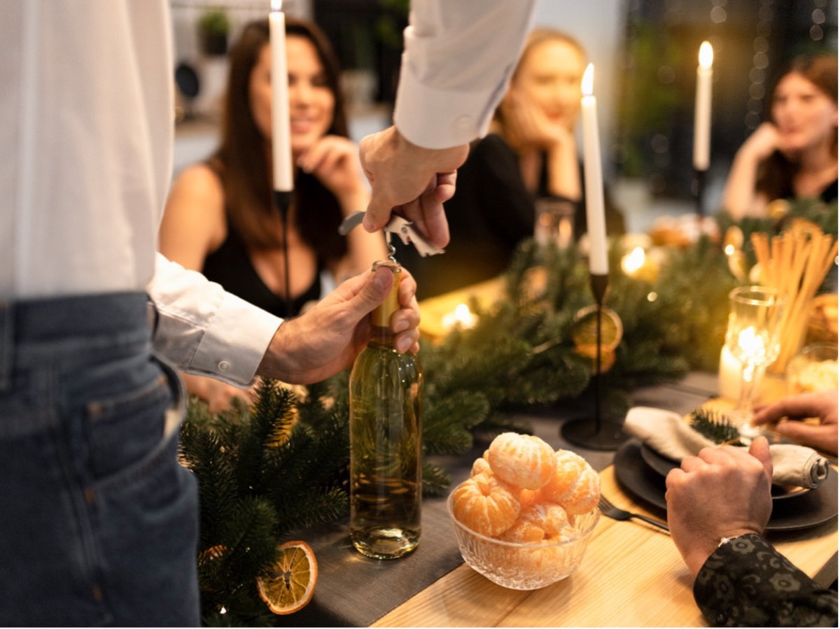 Eine Tischgesellschaft beim Abendessen mit Wein