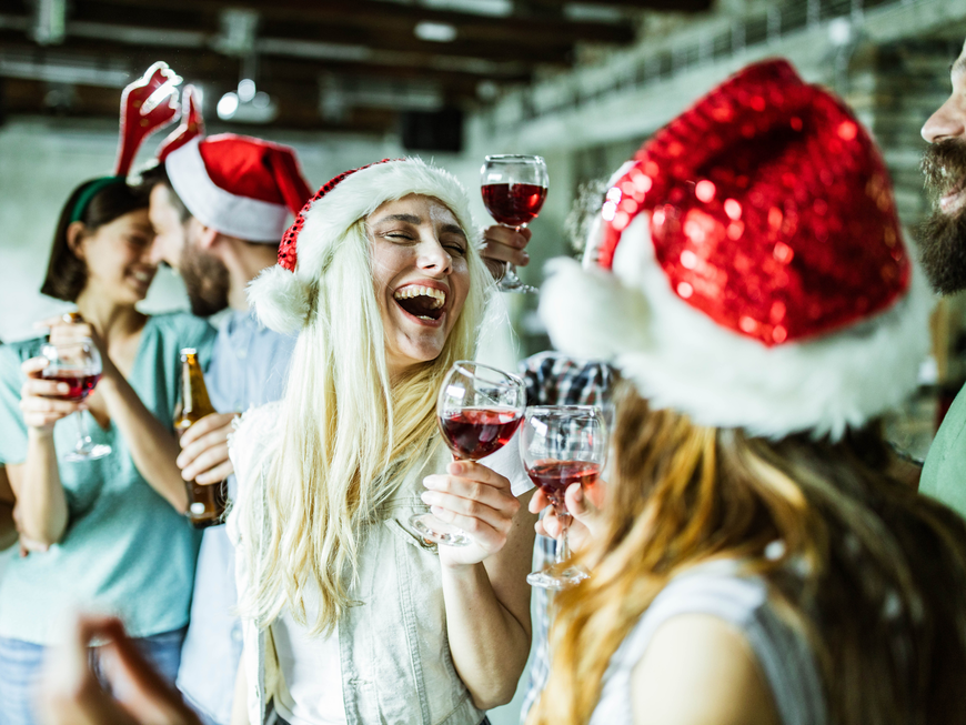 Kollegen feiern Weihnachtsfeier