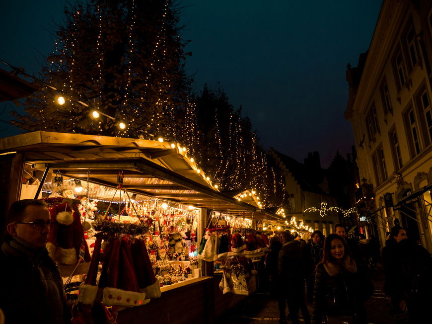 Weihnachtsmarkt mit beleuchteten Geschäften