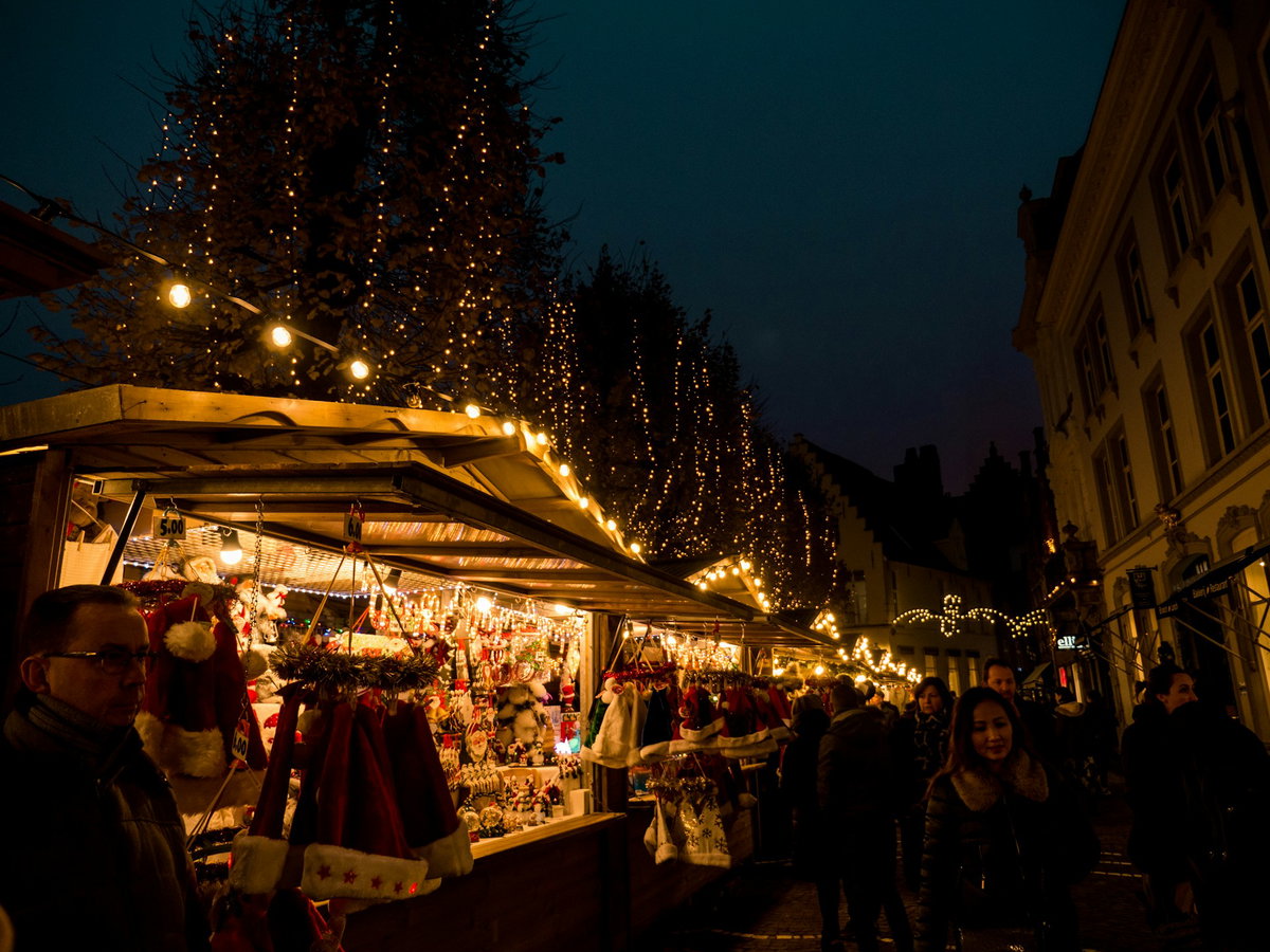 Weihnachtsmarkt mit beleuchteten Geschäften