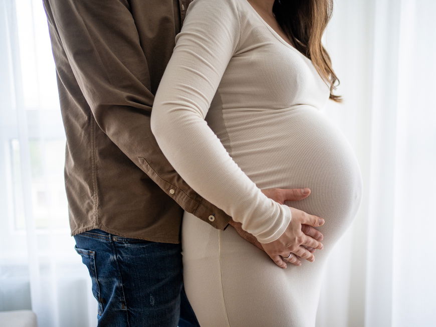 Werdende Eltern, die sich auf ihr Baby freuen
