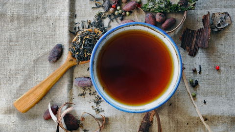 Abnehmen mit Detox Tee: Wie es gelingt und welche Produkte helfen