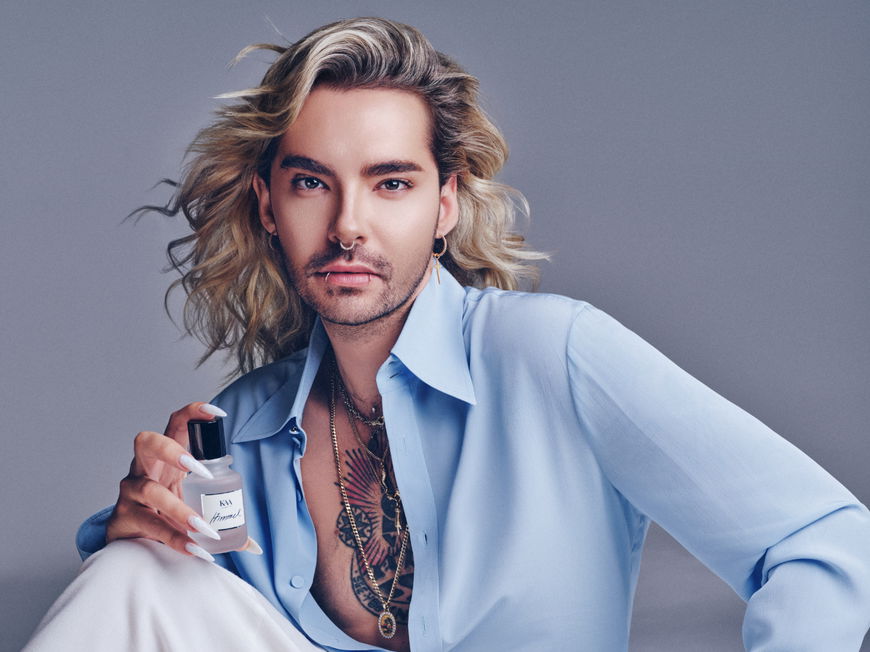 Bill Kaulitz mit seinem Parfum Himmel in der Hand.
