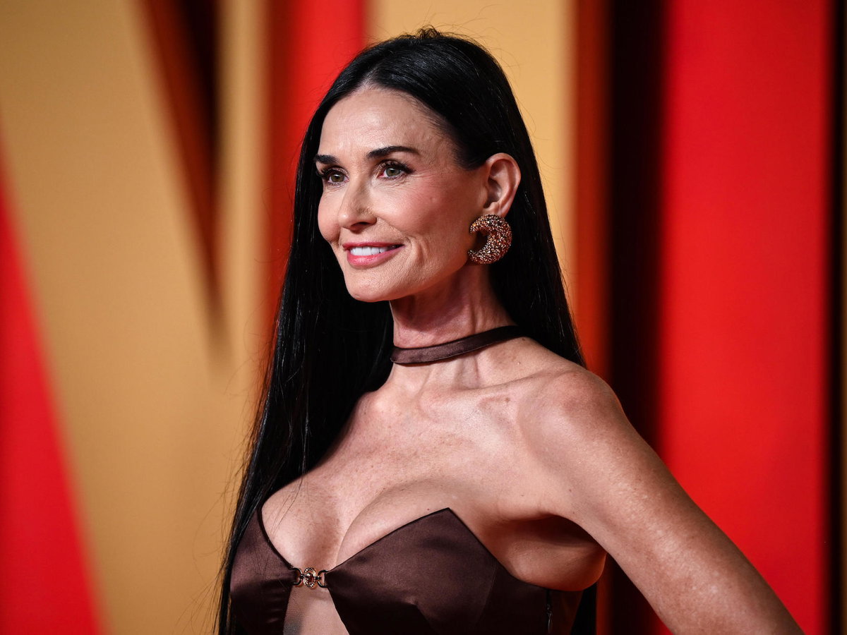 Demi Moore auf dem roten Teppich mit großen Ohrringen.