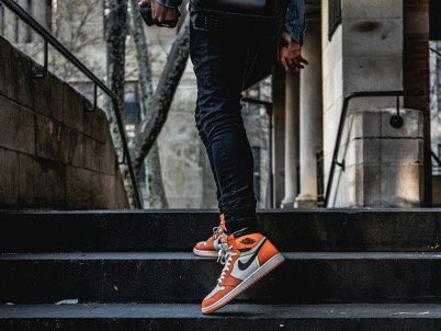 Ein Mann mit Sneakern von Nike